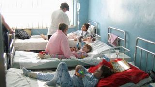 Conditii de groaza la un spital din Caransebes! Copii cu pneumonie, tinuti in frig