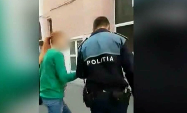 Bataie intre femei pentru un caine incuiat intr-un portbagaj!