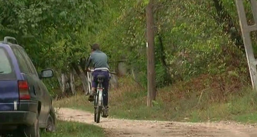 Situatie bizara intr-o comuna din Dolj! Oamenii circula pe pamant si n-au canalizare, insa primarul le asfalteaza campul