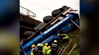 Sfarsit tragic pentru soferul unei macarale din Dambovita! Utilajul s-a rasturnat, iar el a murit strivit de in cabina