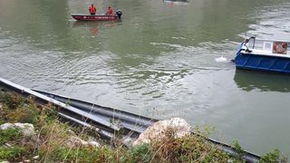 Caras-Severin: Scafandrii au oprit cautarile persoanelor care s-ar afla in masina cazuta in Dunare