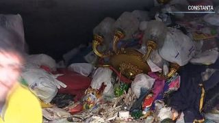 Un batran, blocat in propriul apartament dupa ce a strans 200 de metri cubi de gunoaie! A fost la un pas sa moara dupa ce gunoiul a cazut peste el