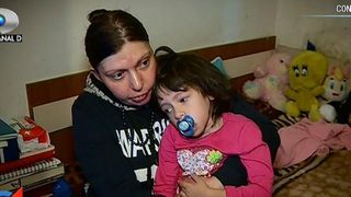 Drama fetitei care a fost abandonata de tata cand a aflat ca s-a nascut cu o tumoare pe creier. Risca sa moara de foame daca mama ei nu strange urgent bani de operatie