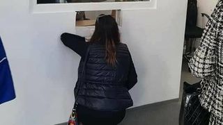 Situatie incredibila la Primaria Sectorului 5! Pentru a-si putea plati taxele, oamenii trebuie sa ingenuncheze in fata ghiseului