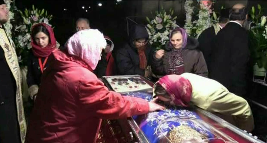 Mii de oameni s-au adunat la Catedrala Mitropolitana din Iasi, la scoaterea raclei cu moastele Sfintei Cuvioasei Parascheva