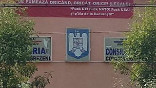 Asta e comuna unde in cabinetul primarului se fumeaza oricand, oricat si orice (legale)