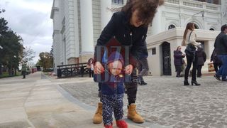 Ea e micuta Parascheva! E cel mai mic membru al familiei care de 14 ani impodobeste baldachinul cu moastele Sfintei Parascheva de la Iasi! Povestea numelui ei e emotionanta