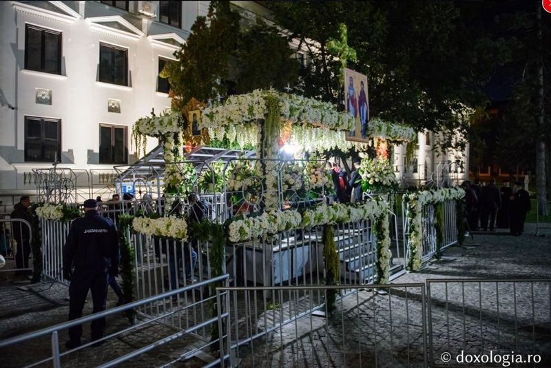 Asa arata baldachinul impodobit anul acesta