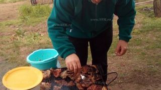 Sotia preotului care a facut gratar intr-un cimitir este directoare de scoala. Conduce o unitate de invatamant din Barlad