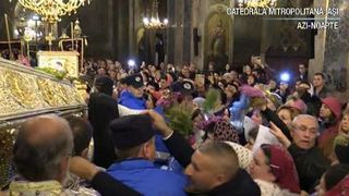 10 mii de pelerinii, veniti la racla cu moastele Cuvioasei Parascheva, s-au calcat in picioare ca sa atinga ramasitele sfintei!