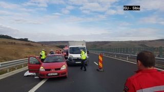 Doua autovehicule s-au ciocnit pe autostrada Sibiu-Orastie, dupa ce soferul unei masini a facut infarct la volan