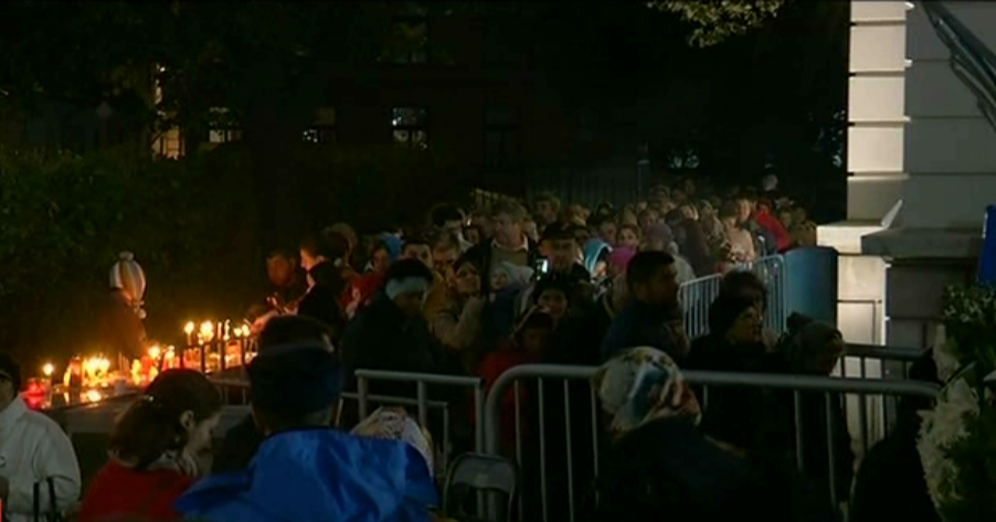 Imbulzeala la moastele Sfintei Parascheva. Oamenii stau ore intregi la coada pentru a se ruga la racla