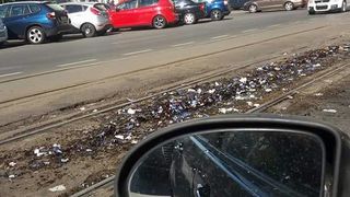 Ingenios. Ce au pus soferii din Bucuresti pe liniile de tramvai ca oamenii sa nu mai depaseasca coloanele de masini - Risti sa iti strici autoturismul daca mergi pe acolo