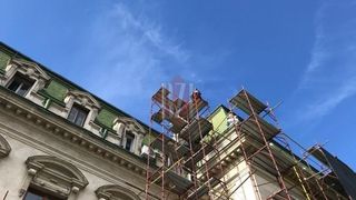 Situatie tensionata la Iasi! Un barbat s-a urcat pe primarie si ameninta ca se arunca in gol - Primarul incearca sa il faca sa se razgandeasca