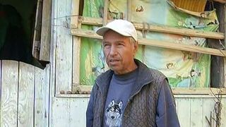 Batran, de 71 de ani, prizonier in propria casa din cauza vecinului: "La iarna, am sa mor aici"