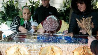 De ce se inghesuie credinciosii la Sfanta Parascheva in aceste zile? Moastele se afla tot timpul anului in Catedrala din Iasi