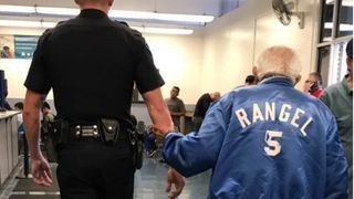 Un batranel care a intrat intr-o banca a fost dat afara imediat. Angajatii bancii au sunat la politie, dar ofiterul a facut un gest impresionant, cand si-a dat seama ce se intampla