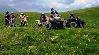 Turistii care merg sa se distreze la munca fac dezastru cu ATV-urile si motocicletele! Administratia unei comune din Muntii Cindrel le vine de hac petrecaretilor