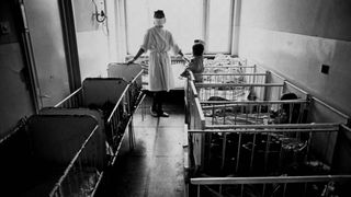 Casele de tip familial, sanse pentru orfani. Romania s-a angajat sa inchida orfelinatele pana in 2020