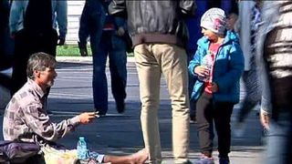 Cersesc la colt de strada si castiga pe luna cat un medic! Ce a raspuns acest barbat cand a fost intrebat daca a incercat sa munceasca vreodata