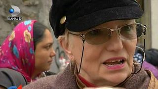 Parada tinutelor la moastele Sf. Parascheva! Au venit sa se inchine pe tocuri, cu bluze cu decolteu si rujate pe buze - Ce spun preotii despre asta