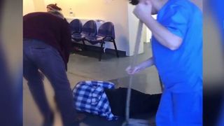 Atitudine scandaloasa intr-un spital din Romania. Un pacient in stare grava a fost lasat sa zaca intins pe podeaua spitalului