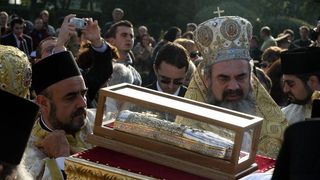 Numar record la pelerinajul de la Sfanta Parascheva. Peste 40 de mii de pelerini au infruntat frigul noptii, la o coada de 4 kilometri