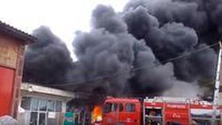 Incendiu violent la un depozit de mase plastice si vopsele din  Vaslui / A fost declansat planul rosu de interventie, au venit sa ajute si pompieri din Iasi si Bacau