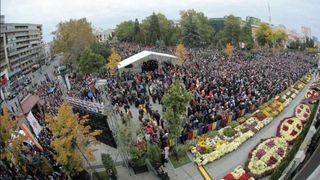 Iasi: 60.000 de sarmale, dar si colacei, fructe si vin au fost impartite pelerinilor veniti la hramul Sfintei Parascheva
