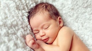 Povestea emotionanta a bebelusului din Maramures, aruncat intr-un sac pe malul apei si botezat in spital! Cine sunt nasii micutului