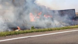 Un camion a izbucnit in flacari pe Autostrada Vestului. Traficul a fost oprit