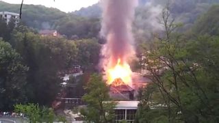 Statiunea Olanesti, in flacari! Peste 200 de oameni au fost evacuati. Pompierii intervin de urgenta