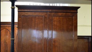 A cumparat un dulap de la un targ de antichitati, insa cand a ajuns acasa a avut parte de o surpriza uriasa!