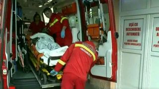 Batran din Neamt, la un pas de moarte dupa ce a fost atacat de un urs. Sotia barbatului e in stare de soc!