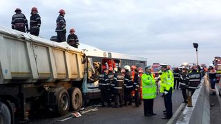 Accident grav in Bucuresti! O basculanta scapa de sub control a lovit patru masini