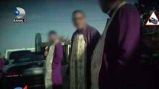 "Acolo, dupa cruce. Sa nu le fure cineva" Reportaj incendiar filmat cu camera ascunsa. Preotii racoleaza "clienti" ca taximetristii. Primesc sacose pline cu mancare si castiga in weekend cat altii intr-o luna