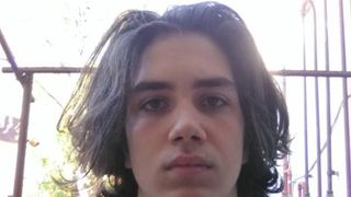 Un elev de liceu din Cluj a fost scos afara de la ore pentru ca avea parul prea lung. "Eu si alti 25 de colegi de-ai mei am fost dati afara pentru asta!"