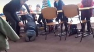 O educatoare din Vrancea, obligata sa se interneze intr-o clinica de psihiatrie dupa ce a agresat mai multi copii. "Te bat, te dezbrac si te dau afara!" - Femeia se purta oribil cu cei mici