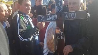 Imagini cumplit de dureroase. Ce s-a intamplat la inmormantarea preotului care a murit in drum spre moastele Sfintei Parascheva