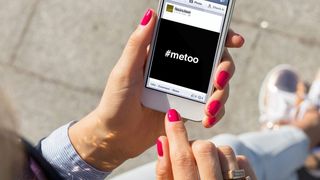 #MeToo- Femei din intreaga lume vorbesc despre propriile experiente de hartuire: Colega mea de banca a fost abuzata si a ramas insarcinata