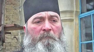 Incident socant la Iasi! Imediat dupa slujba, un preot a luat arma si a tras. A executat doua "javre", ziua in amiaza mare