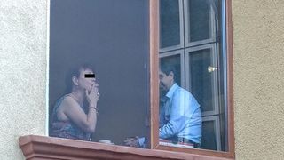 In timp ce alesii vor sa inaspreasca legea antifumat, la Ministerul Apelor si Padurilor "se pufaie" in birou! Imaginea care a indignat internautii!