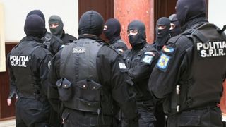 Sef de post din judetul Valcea, retinut pentru luare de mita, abuz in serviciu si complicitate la furt de lemne. Alti sase colegi de-ai sai sust suspecti in dosar