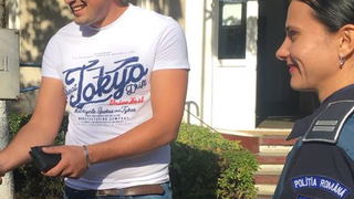 Un tanar din Mehedinti a gasit un portmoneu plin cu euro, pierdut de un preot. Ce a facut preotul, ajuns imediat la politie ca sa-si recupereze banii