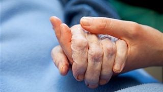 O femeie de 80 de ani a ajuns la spital dupa ce a incurcat sticla cu aghiasma cu cea de diluant