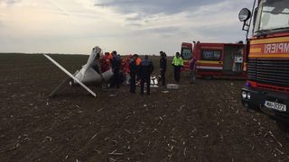 Un avion de mici dimensiuni a aterizat fortat pe un camp din Alba. Pilotul, preluat cu un elicopter SMURD