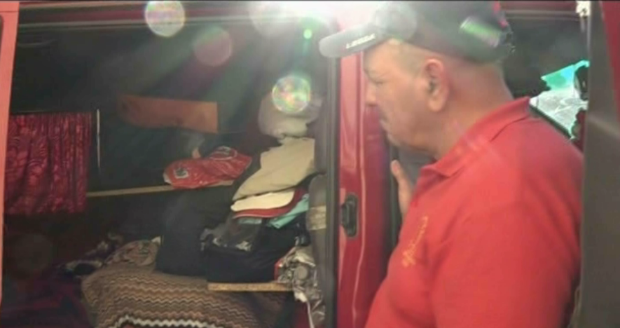 Povestea barbatului din Botosani care locuieste intr-o masina de 8 ani:  "Am masina asta si cu asta stau. Deocamdata rezist"