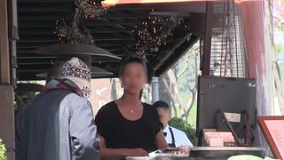 S-a dus sa manance la restaurant, dar pentru ca era sarac, a fost gonit! S-a intors o ora mai tarziu, iar chelnerii au amutit