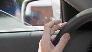 Fumatorii nu vor mai putea fuma pe orice terasa! Decizie bomba privind fumatul in masina personala