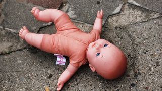 Bebelus de 18 luni, mort dupa ce a cazut de la etajul 6. O femeie de 23 de ani este principala suspecta